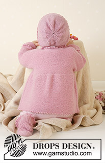 Josie / DROPS Baby 14-7 - Veste tricotée avec manches kimono, bonnet et chaussettes au point mousse en DROPS Alpaca. Taille bébé et enfant, du 1 mois au 4 ans.