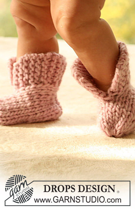 Little Peach / DROPS Baby 16-1 - Sett med strikket poncho med hette og tøfler til baby og barn i DROPS Snow eller DROPS Wish