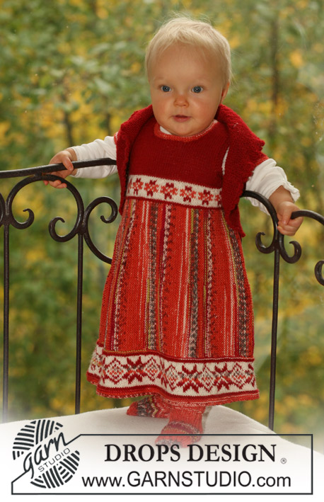 Petite Heidi / DROPS Baby 16-25 - completo formato da vestito lavorato ai ferri con motivo nordico e ferri accorciati, bolero e calze in DROPS Fabel e DROPS Alpaca, per neonati e bambini.