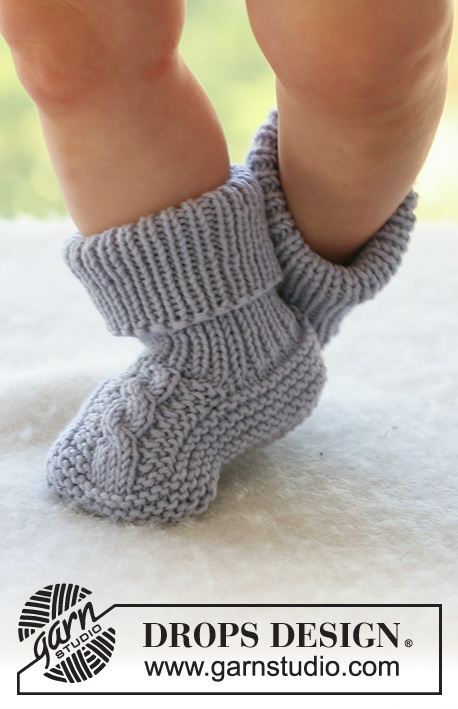Little Gent Socks / DROPS Baby 17-11 - Chaussettes au tricot pour bébé et enfant, avec torsades, en DROPS Merino Extra Fine