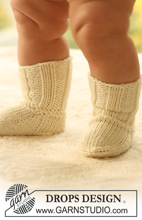 Baby Dove Socks / DROPS Baby 17-6 - Meias tricotadas em DROPS Merino Extra Fine para bebés e crianças