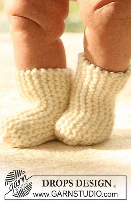 Wiggle Socks / DROPS Baby 17-8 - Gestrickte Socken mit Krausrippen für Babys und Kinder in DROPS Snow