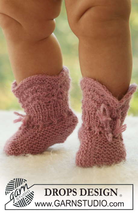 Roly Poly Socks / DROPS Baby 18-24 - Knitted booties with lace pattern for baby and children in DROPS Alpaca