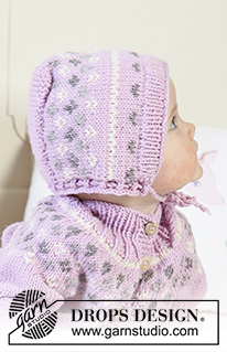 Strawberry Cheeks / DROPS Baby 19-1 - Settet består av:
Strikket DROPS jakke med rundfelling og høy hals, kyse og sokker med mønster i ”Merino Extra Fine”.
