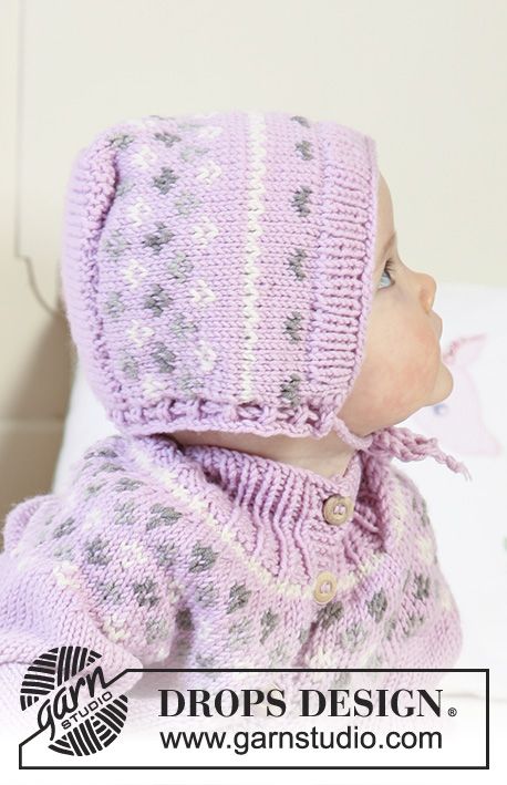 Strawberry Cheeks / DROPS Baby 19-1 - Komplet: dziecięcy rozpinany sweter na drutach, z reglanowymi rękawami i wysokim wykończeniem dekoltu, czapka i skarpetki z żakardem, z włóczki DROPS Merino Extra Fine.