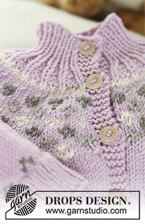 Strawberry Cheeks / DROPS Baby 19-1 - Settet består av:
Strikket DROPS jakke med rundfelling og høy hals, kyse og sokker med mønster i ”Merino Extra Fine”.