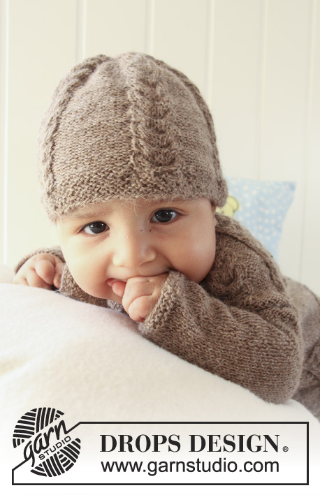 Little Chestnut / DROPS Baby 19-17 - Ensemble au tricot pour bébé et enfant: Veste au tricot avec emmanchures raglan, bonnet et chaussons avec torsades en DROPS Alpaca.