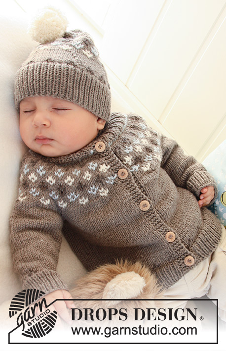 First Snow / DROPS Baby 19-2 - Conjunto de chaqueta de punto con mangas raglán y cuello alto, gorro y calcetas con patrón de jacquard nórdico para bebé y iños en DROPS Merino Extra Fine 