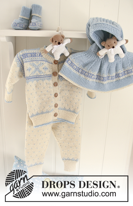 Sweet Cheeks / DROPS Baby 19-21 - Settet består av:
Strikket DROPS jakke, bukse, hettelue og sokk med nordisk mønster i ”BabyMerino”.