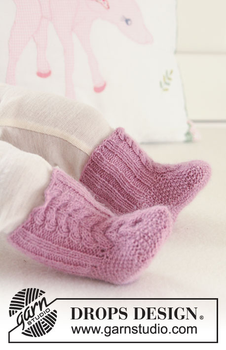 Little Chestnut Socks / DROPS Baby 19-23 - Stickade sockor med flätor till baby och barn i DROPS Alpaca