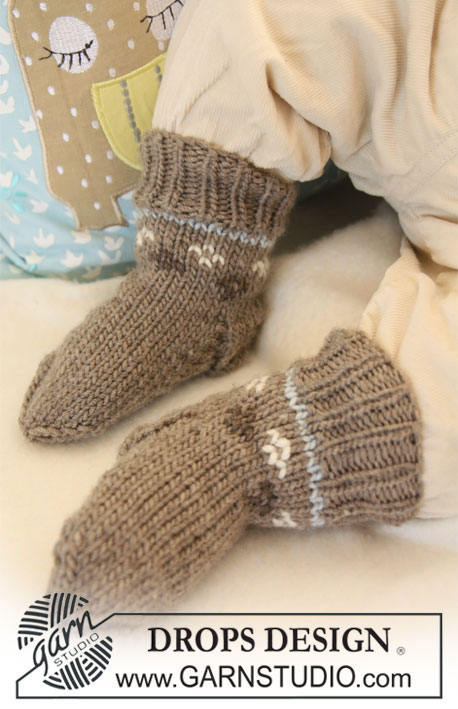 Strawberry Cheeks' Socks / DROPS Baby 19-30 - Chaussettes au tricot pour bébé et enfant, avec jacquard nordique, en DROPS Merino Extra Fine.