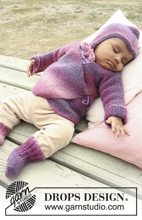 Sweet Evelina / DROPS Baby 20-1 - Set med rätstickad omlottkofta, sockor och mössa till baby och barn i DROPS Delight.