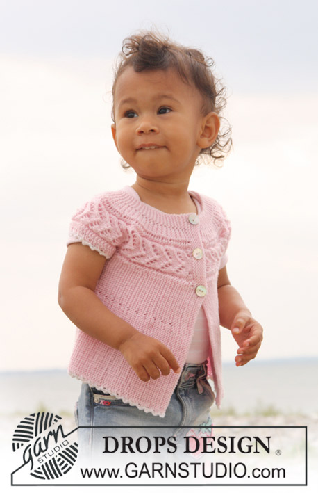 Nova / DROPS Baby 20-14 - Gilet sans manches au tricot pour bébé et enfant, tricoté dans le sens de la longueur au point mousse et point ajouré en DROPS BabyMerino