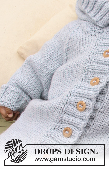 Little Blue Dream / DROPS Baby 20-23 - Combinaison au tricot pour bébé et enfant, avec emmanchures raglan et Ours au crochet en ”Merino Extra Fine”.