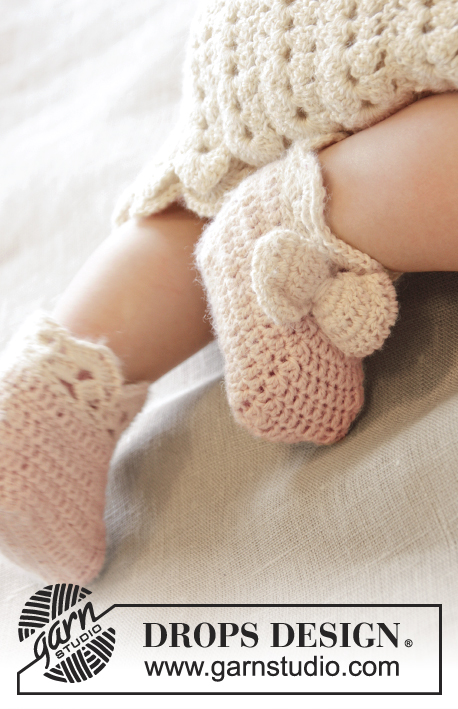 Taking Flight / DROPS Baby 25-15 - Chaussons au crochet pour bébé, avec nœud et bordure éventails, en DROPS BabyAlpaca Silk. Taille naissance à  4 ans.
