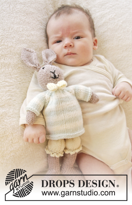Mr. Bunny / DROPS Baby 25-8 - Coniglietto lavorato ai ferri, con pantaloncini, maglione e fiocco in DROPS BabyMerino.