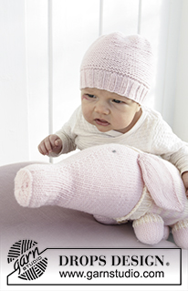 Sweet Betty / DROPS Baby 29-10 - Sættet består af: hue til baby i retstrik og legetøjs-gris med striber. Størrelse præmatur - 4 år. Arbejdet er strikket i DROPS BabyMerino.