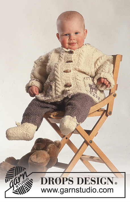 Maximilian / DROPS Baby 3-21 - DROPS kofta med flätor i Karisma med Lamadjur på fickorna + byxor, mössa, vantar och sockor
