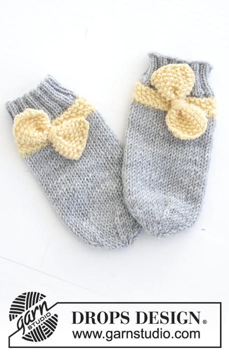 Little Miss Ribbons Socks / DROPS Baby 31-12 - Strikkede tubesokker til baby med perlestrikk og sløyfe. Størrelse 1 mnd - 4 år. Arbeidet er strikket i DROPS BabyMerino