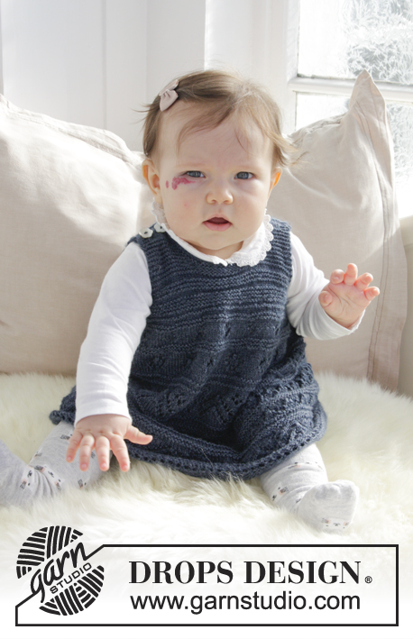 Serafina / DROPS Baby 31-17 - Gebreide jurk met kantpatroon en ribbelsteek voor baby. Maat 0 - 4 jaar Het werk wordt gebreid in DROPS Alpaca.