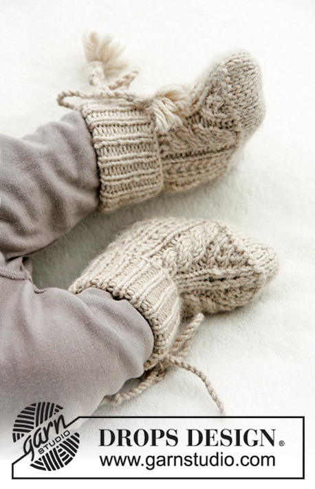 Aiden Socks / DROPS Baby 31-24 - Chaussons tricotés pour bébé, avec torsades et côtes, en DROPS Lima. Du 1 mois au 4 ans.