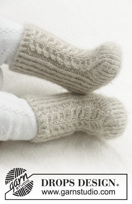 Mini Snow Boots / DROPS Baby 31-25 - Strikkede sokker med snoning og rib til baby. Størrelse 1 mdr – 4 år. Arbejdet er strikket i DROPS Puna