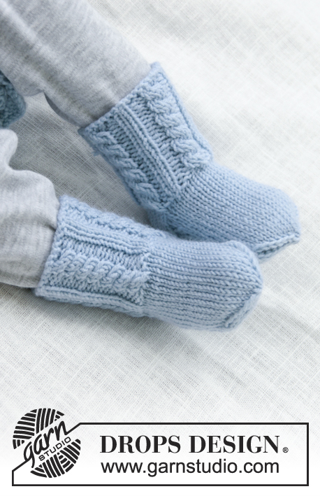 Celestina Socks / DROPS Baby 31-8 - Dětské ponožky s copánky pletené z příze DROPS BabyMerino. Velikost <0 (= nedonošená) - 3/4 roky.