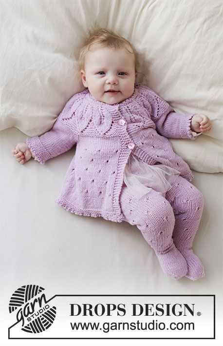 Pink Petals / DROPS Baby 33-13 - Dětský kabátek s kruhovým sedlem a lístkovým vzorem a punčocháče s ažurovým vzorem pletené shora dolů z příze DROPS BabyMerino. Velikost: nedonošená – 2 roky.