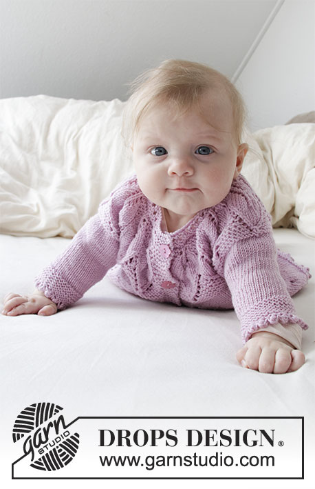 Pink Petals / DROPS Baby 33-13 - Dětský kabátek s kruhovým sedlem a lístkovým vzorem a punčocháče s ažurovým vzorem pletené shora dolů z příze DROPS BabyMerino. Velikost: nedonošená – 2 roky.