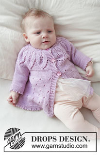 Pink Petals / DROPS Baby 33-13 - Casaco e collants tricotados para bebé em DROPS BabyMerino. O casaco tricota-se de cima para baixo com ponto de folhas, encaixe arredondado e forma trapézio. Os collants tricotam-se de cima para baixo com ponto rendado. 
Tamanhos: prematuro - 2 anos.