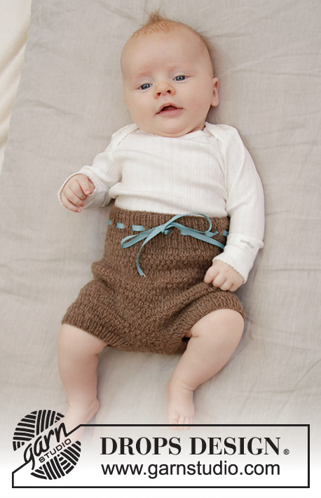 Shorts and Sweet / DROPS Baby 33-23 - Short tricoté pour bébé, en point texturé, en DROPS Flora. De la taille prématuré au 2 ans.