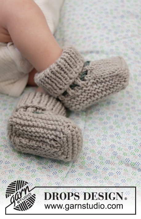Tiny Kicks / DROPS Baby 33-24 - Zapatillas a punto en punto elástico y punto musgo para bebés en 
DROPS Merino Extra Fine.Talla 0 - 4 años