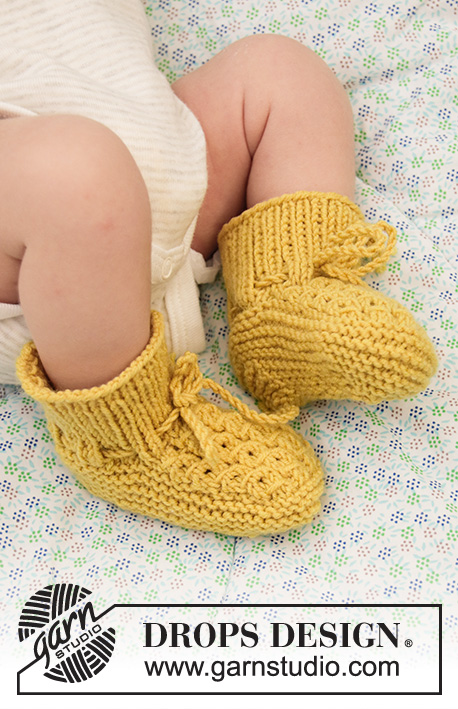 Stroll in the Park Booties / DROPS Baby 33-27 - Knitted slippers for babies with false cables in DROPS BabyMerino. Sizes Premature - 4 years.