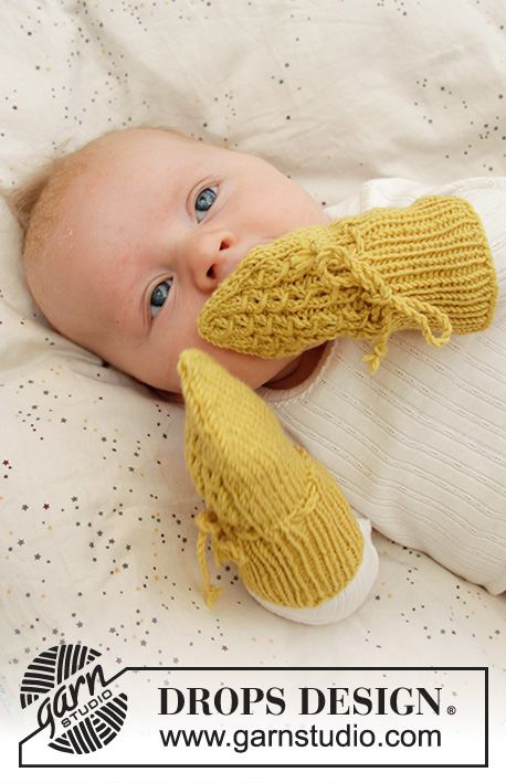 Stroll in the Park Mittens / DROPS Baby 33-28 - Mitenes tricotadas para bebé, com falsos torcidos, em DROPS BabyMerino. Tamanhos : 1 - 9 meses.