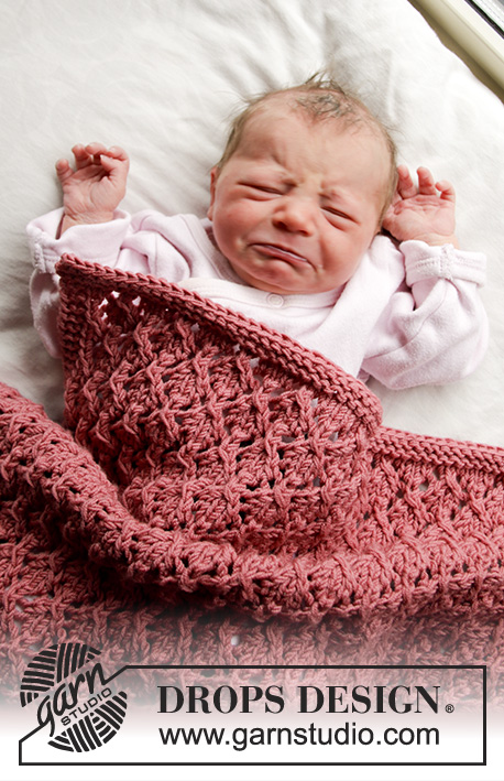 Nighty-Night / DROPS Baby 33-3 - Gebreide deken voor baby in 2 draden DROPS BabyMerino of 2 draden DROPS Nord. Het werk wordt gebreid met kantpatroon. Thema: babydeken