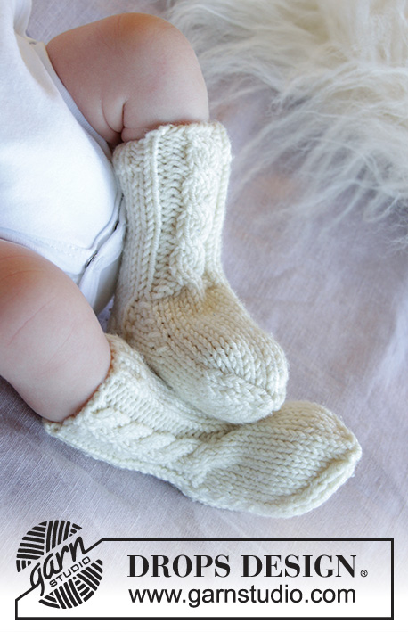 Tip Toe Cable / DROPS Baby 33-34 - Stickade sockor med flätor till baby i DROPS Merino Extra Fine.
Storlek 1 månad – 4 år.
