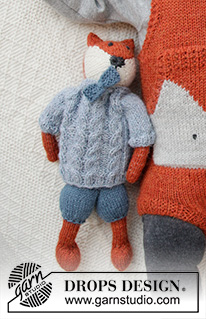 Mister Fox / DROPS Baby 36-11 - Gestrickter Fuchs mit Hose, Pullover und Schleife in DROPS Alpaca.