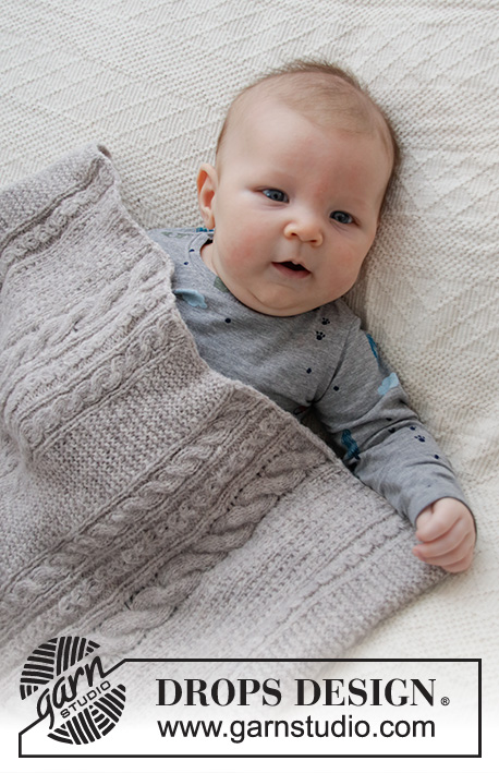 Cosy Twists / DROPS Baby 36-8 - Manta tricotada para bebé em DROPS Sky, com torcidos, ponto jarreteira e ponto rendado. Tema: Manta para Bebé