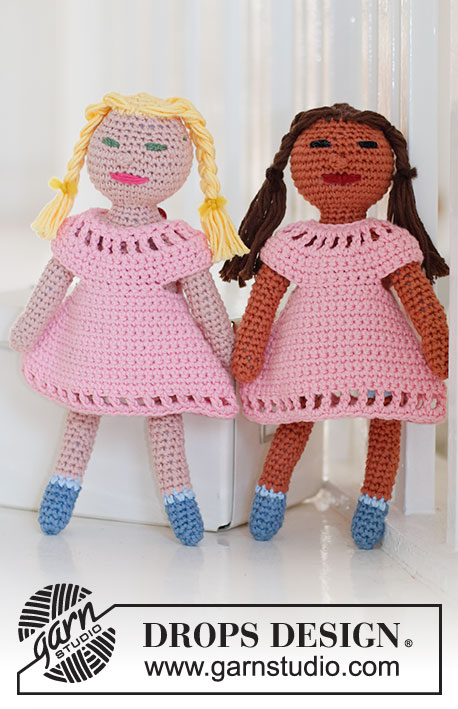 Spice Friends Dress / DROPS Baby & Children 38-18 - Gehäkeltes Puppen - Kleid in DROPS Paris für die Puppen Stina, Tina, Minna und Linna. Das Kleid wird von oben nach unten gehäkelt. Thema: Spielzeug.