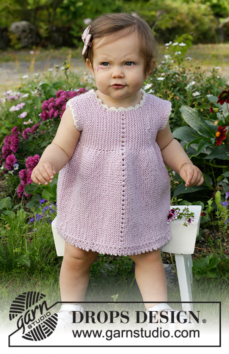 Enchanted Time Dress / DROPS Baby & Children 38-3 - Šaty pro miminka i slečny s krajkovým lemem pletené vroubkovým vzorem z příze DROPS Cotton Merino. Velikost: 0 – 4 roky.