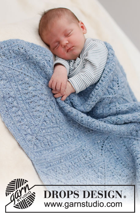 Baby Blue Sea / DROPS Baby & Children 39-1 - Gebreide deken voor baby in DROPS Sky. Het werk wordt in een vierkant gebreid, met een kantpatroon. Thema: babydeken