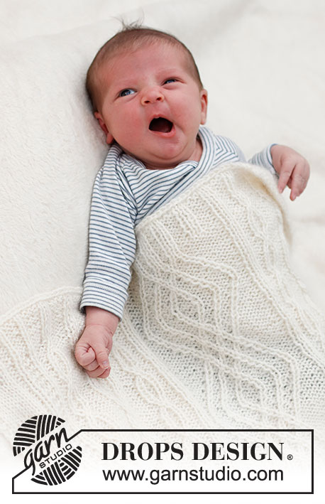 Whisper of White / DROPS Baby & Children 39-2 - Couverture tricotée pour bébé en DROPS Alpaca et DROPS Kid-Silk, avec torsades. Thème: Couverture bébé