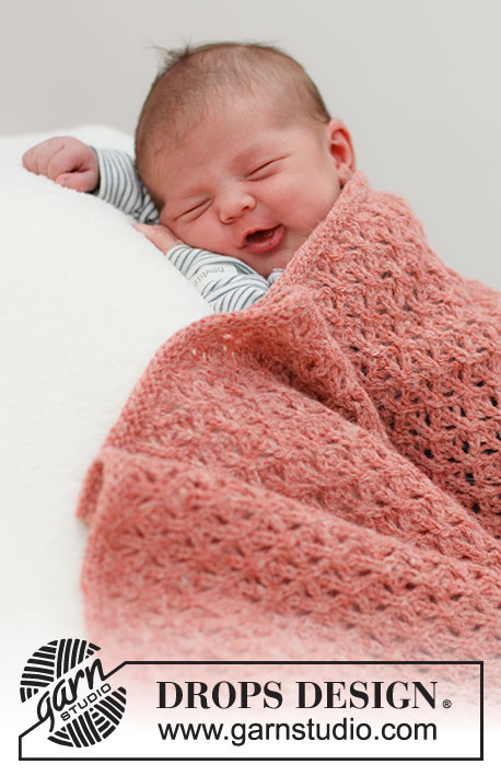 Coral Barley / DROPS Baby & Children 39-7 - Couverture tricotée pour bébé en DROPS Sky, au point ajouré. Thème: Couverture bébé