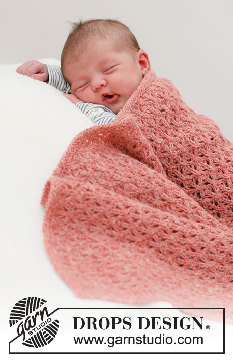 Coral Barley / DROPS Baby & Children 39-7 - Vauvan neulottu peitto DROPS Sky-langasta. Työssä on pitsineuletta. Teema: Vauvanpeitto