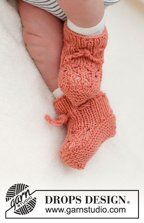 Coral Barley Booties / DROPS Baby & Children 39-8 - Chaussons tricotés pour bébé, avec point ajouré, en DROPS Flora. De la taille prématuré au 4 ans.