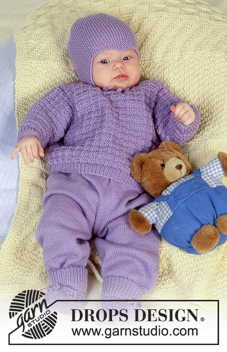 Rocking in Lavender / DROPS Baby 4-19 - Pulôver DROPS com ponto texturado, calças, gorro e botinhas em BabyMerino. Manta em Karisma Superwash. Tema: Manta para Bebé