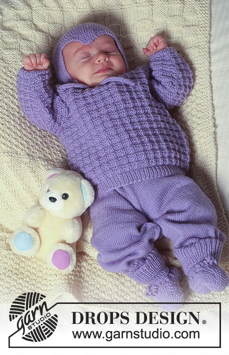 Rocking in Lavender / DROPS Baby 4-19 - Pulôver DROPS com ponto texturado, calças, gorro e botinhas em BabyMerino. Manta em Karisma Superwash. Tema: Manta para Bebé
