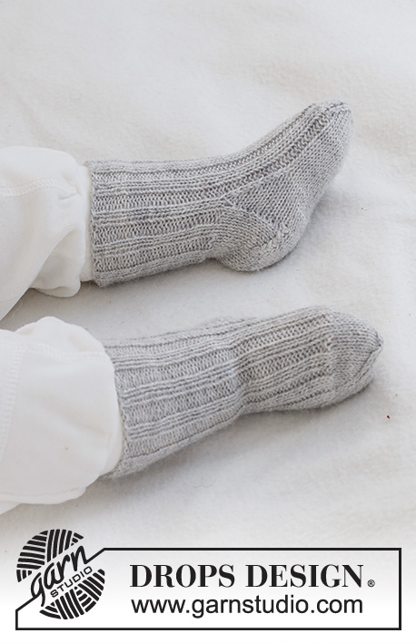 Little Pearl Socks / DROPS Baby 42-10 - Dětské a baby ponožky pletené pružným vzorem z příze DROPS BabyMerino. Velikost 0 - 4 roky.