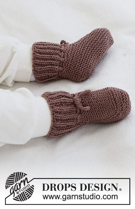 Chocolate Toes / DROPS Baby 42-13 - Strikkede tøfler til baby og barn DROPS BabyMerino. Arbeidet strikkes i hel patent og riller. Størrelse 1 mnd - 4 år.