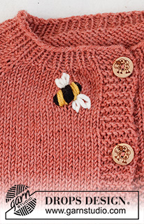 Little Bee Cardigan / DROPS Baby 42-4 - Baby a dětský raglánový propínací svetr s vyšitou včelkou pletený shora dolů z příze DROPS BabyMerino. Velikost 0 - 4 roky.